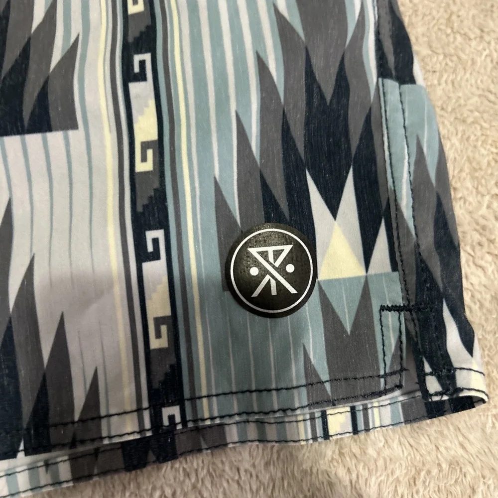 ROARK Mens Large 33 ‎ 5 Inseam Aztec Print Shorey Tremor 16
